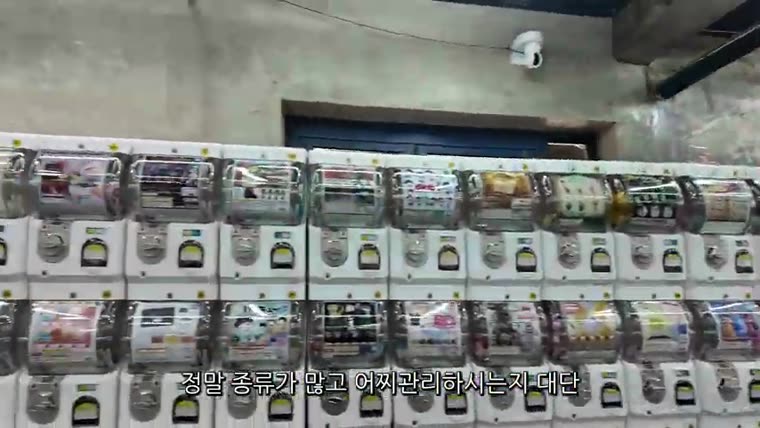 행궁동 가챠샵 골목. 같은 가챠도 매장마다 1,000원씩 다르다